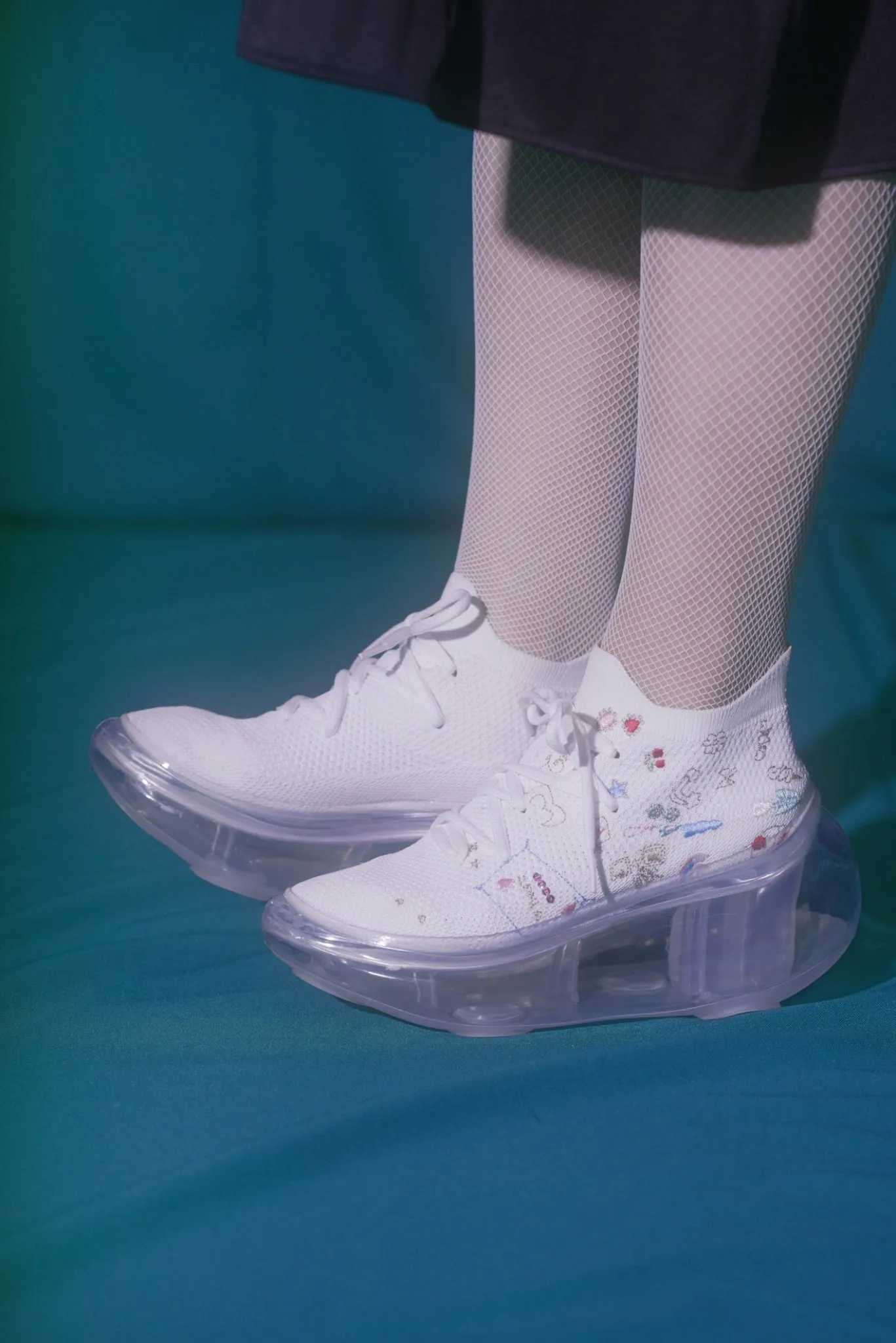 Hana's embroidery shoes / White